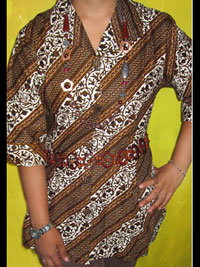  'Batik motif parang campuran bunga pada musim kemarau color brown klasik' 