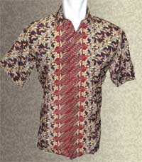  'Baju Batik Motif Tetanaman warna Kombinasi Merah Hitam Emas - Bright Colour' <ul>
  <li> Foring Dormevil </li>
  <li> Motif Tetanaman warna Kombinasi Merah Hitam Emas - Bright Colour, warna terang yang memberikan kesan mewah, tepat untuk digunakan dalam acara formal dan penting</li>
  <li> Batik Lengan Pendek </li>
  <li> Full Kancing Kemeja </li>  
  <li> Kantung disebelah kiri (tak terlihat dengan potongan yang dipaskan) </li>  
</ul>  